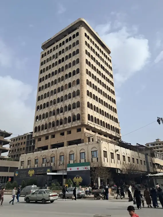 البناء من الخارج في ساحة عامة
