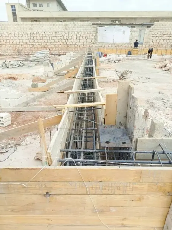 تسليح وقوالب داخل كتلة قيد التنفيذ