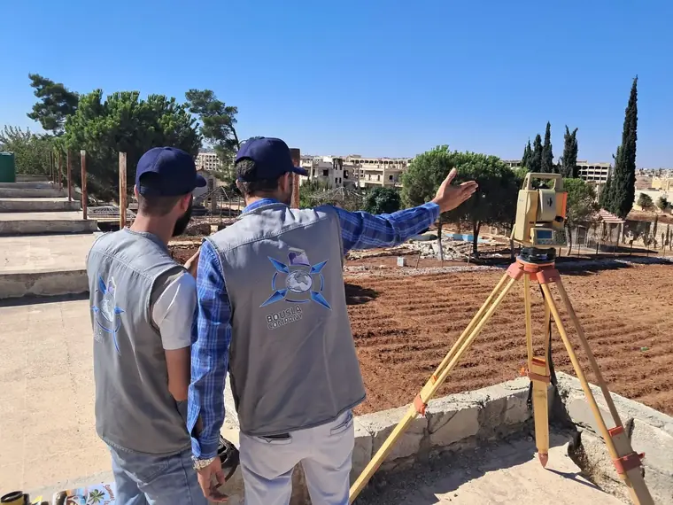 مهندسان يناقشان الموقع على محطة الرصد