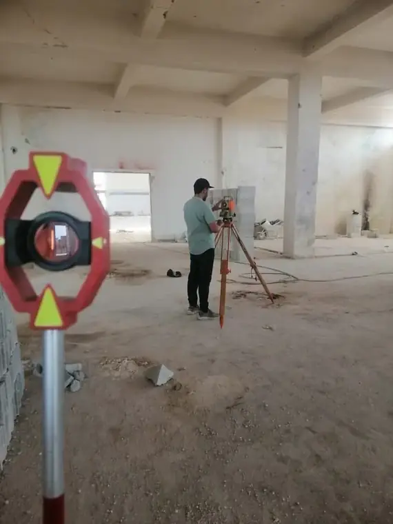 العاكس مثبّت داخل الهيكل البيتوني