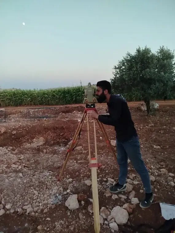 ميزانية عند الغروب وسط أرض زراعية