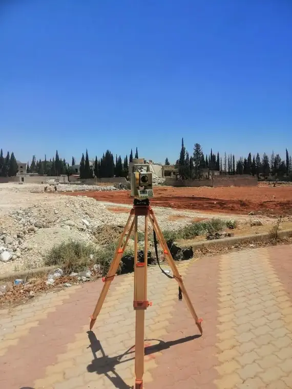 محطة الرصد منصوبة أمام الموقع